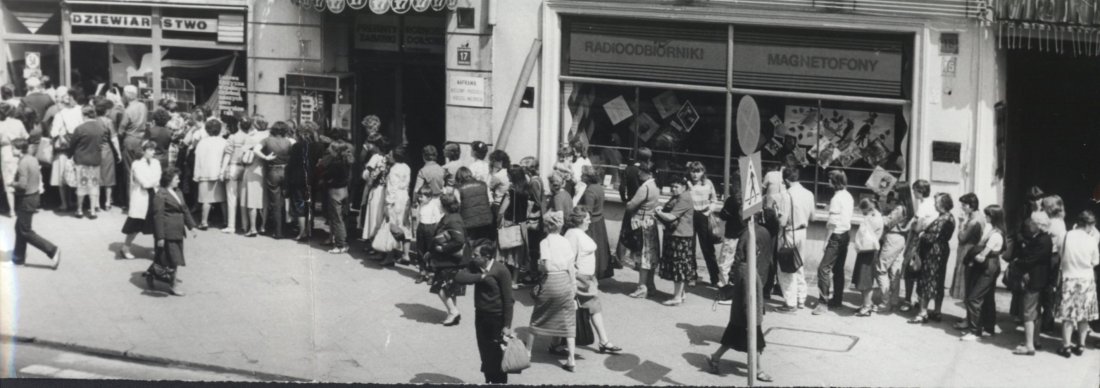 Pozostali – z determinacją lub rezygnacją - po prostu stali... (2665/II)