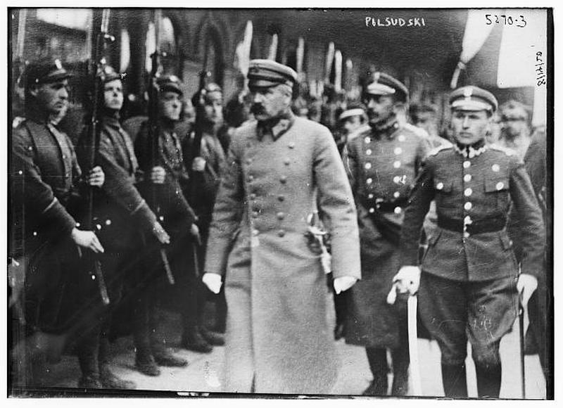 Piłsudski dokonujący przeglądu oddziałów. Fotografował legionista Adam Dulęba. United States Library of Congress