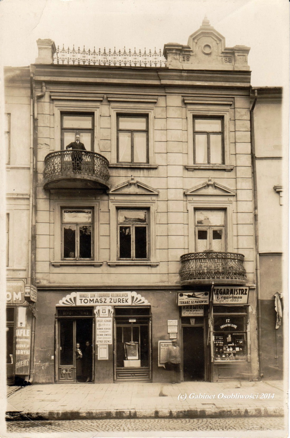 Kamienica i sklep (m. in.) Tomasza Żurka. Zdjęcie wykonane 12 V 1935 lub w kolejnych dniach: na wystawie żałobnny portret Marszałka Józefa Piłsudskiego, na ścianie okolicznościowe obwieszczenie do ludności oraz klepsydra. Zdjęcie ze zbiorów prywatnych - reprodukcja i wykorzystanie bez zgody wzbronione!